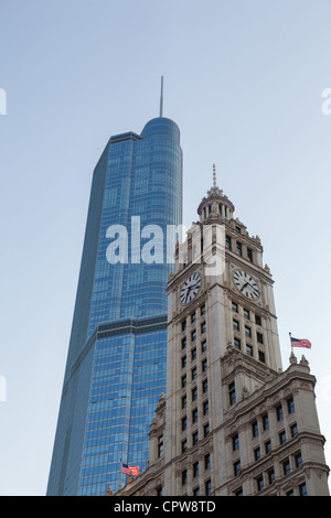 CHICAGO - Mai 14: Trump Tower Webstühle hinter Wrigley Building in Chicago am 14. Mai 2012. Trump Tower tops bei 1389 Füße Stockfoto