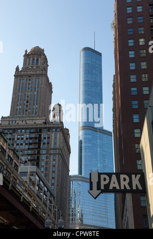 CHICAGO - Mai 14: Trump Tower Webstühle hinter Innenstadt von Chicago am 14. Mai 2012. Trump Tower tops bei 1389 Füße Stockfoto