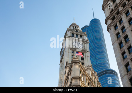 CHICAGO - Mai 14: Trump Tower Webstühle hinter Wrigley Building in Chicago am 14. Mai 2012. Trump Tower tops bei 1389 Füße Stockfoto