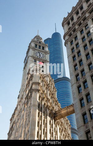 CHICAGO - Mai 14: Trump Tower Webstühle hinter Wrigley Building in Chicago am 14. Mai 2012. Trump Tower tops bei 1389 Füße Stockfoto