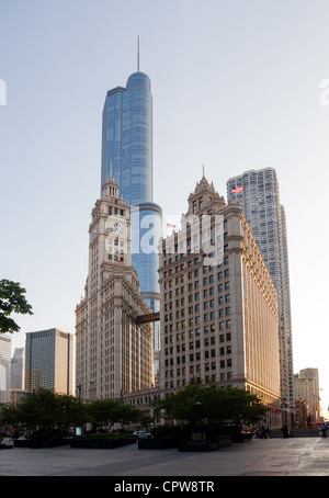 CHICAGO - Mai 14: Trump Tower Webstühle hinter Wrigley Building in Chicago am 14. Mai 2012. Trump Tower tops bei 1389 Füße Stockfoto