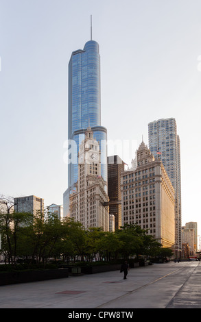 CHICAGO - Mai 14: Trump Tower Webstühle hinter Wrigley Building in Chicago am 14. Mai 2012. Trump Tower tops bei 1389 Füße Stockfoto