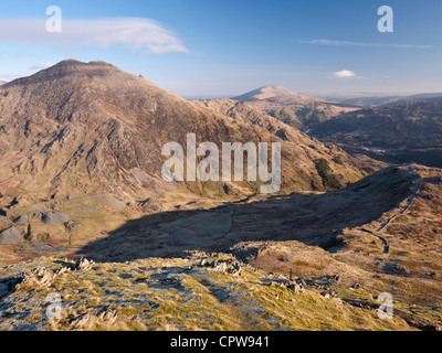 Y Lliwedd und einem fernen Moel Siabod betrachtet über Cwm Llan von Yr Aran, an den südlichen Hängen des Snowdon Stockfoto