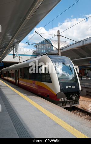 Flughafen-Shuttle am Bahnhof Krakow Glowny in Krakau Polen Stockfoto