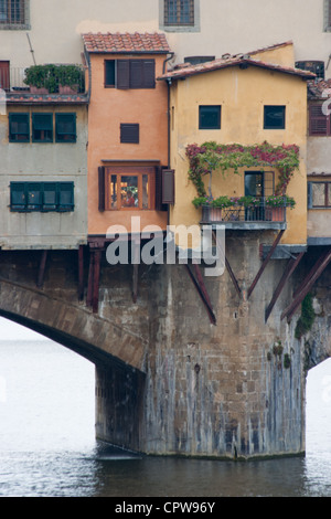 Eine Nahaufnahme von den Gebäuden hängen von der Ponte Vechio im Zentrum von Florenz, in ihrer glorreichen Pastellfarben bemalt Stockfoto