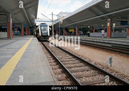 Flughafen-Shuttle Krakow Glowny Bahnhof anfahren. Stockfoto