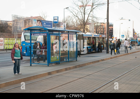 Bushaltestelle im Stadtzentrum. Pawia Straße gegenüber Einkaufszentrum Galeria Krakowska, Krakau, Polen. Stockfoto