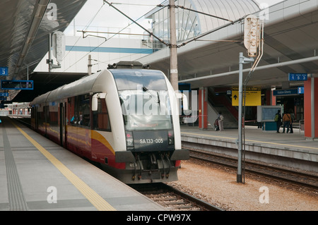 Zug nach Flughafen Balice Aufrechnung Krakow Glowny Bahnhof. Stockfoto