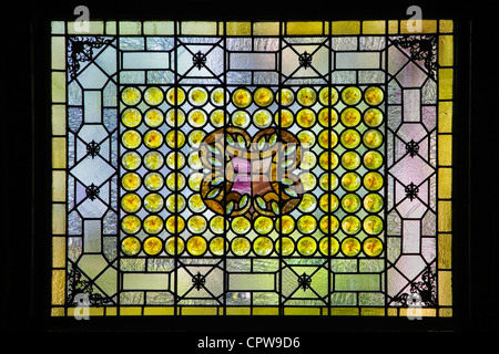 Ein klassisches Louis Comfort Tiffany Buntglasfenster in St. Augustine Flagler College in Florida Stockfoto