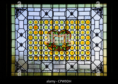 Ein klassisches Louis Comfort Tiffany Buntglasfenster in St. Augustine Flagler College in Florida Stockfoto