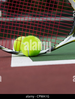 Zwei Tennisbälle und Schläger auf Freiplatz Stockfoto