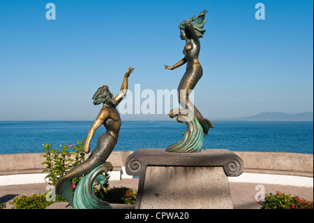 Mexiko, Puerto Vallarta. Triton und Nereida Skulptur auf dem Malecon, Rotunde des Meer, Playa Los Muertos, Puerto Vallarta, Mexiko. Stockfoto