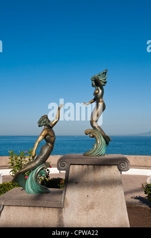 Mexiko, Puerto Vallarta. Triton und Nereida Skulptur auf dem Malecon, Rotunde des Meer, Playa Los Muertos, Puerto Vallarta, Mexiko. Stockfoto