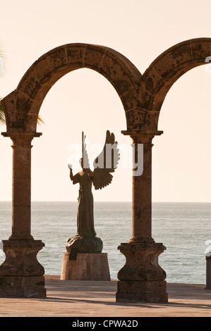 Mexiko, Puerto Vallarta. Los Arcos und Engel der Hoffnung und der Bote des Friedens Skulptur auf dem Malecon, Playa Los Muertos, Puerto Vallarta, Mexiko. Stockfoto