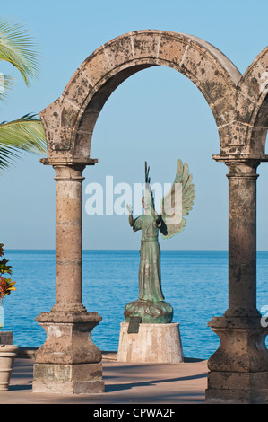 Mexiko, Puerto Vallarta. Los Arcos und Engel der Hoffnung und der Bote des Friedens Skulptur auf dem Malecon, Playa Los Muertos, Puerto Vallarta, Mexiko. Stockfoto