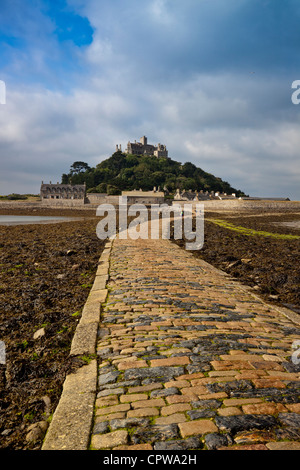 Der Stein Gezeiten Causeway zu St Michaels Mount in Mount Bucht bei Marazion Cornwall England UK Stockfoto