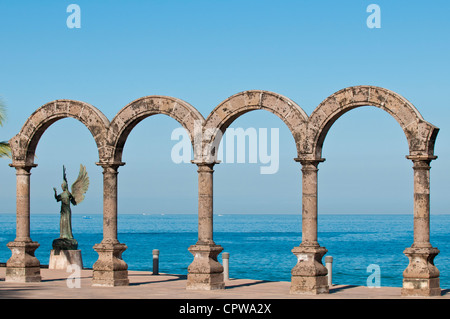 Mexiko, Puerto Vallarta. Los Arcos und Engel der Hoffnung und der Bote des Friedens Skulptur auf dem Malecon, Playa Los Muertos, Puerto Vallarta, Mexiko. Stockfoto