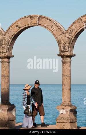 Mexiko, Puerto Vallarta. Los Arcos Skulptur auf dem Malecon, Puerto Vallarta, Mexiko. Stockfoto