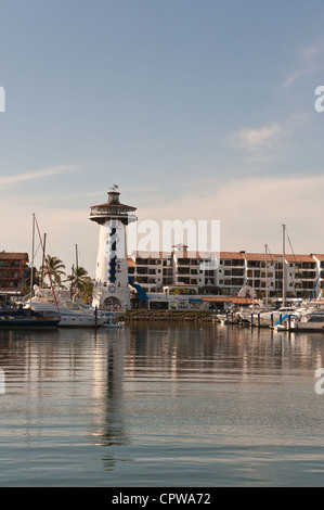 Mexiko, Puerto Vallarta. Leuchtturm in Marina Vallarta, Puerto Vallarta, Mexiko. Stockfoto