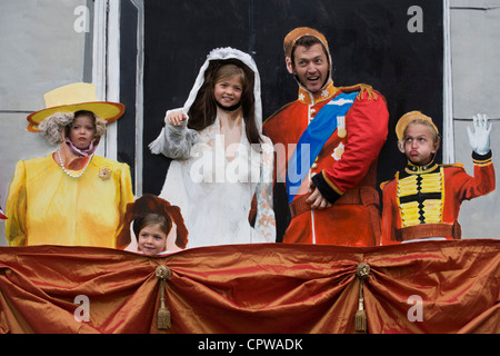 Freunde Mimick William und Kate Hochzeit Balkon Bild der großen britischen öffentlichen mutig schlechtes Wetter, die Königin Diamond Jubilee Flottille auf der Themse zu feiern. Stockfoto