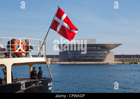 Das Heck des M/S Navigator die dänische Flagge, der Dannebrog, vor dem neuen Opernhaus im Hafen von Kopenhagen. Stockfoto