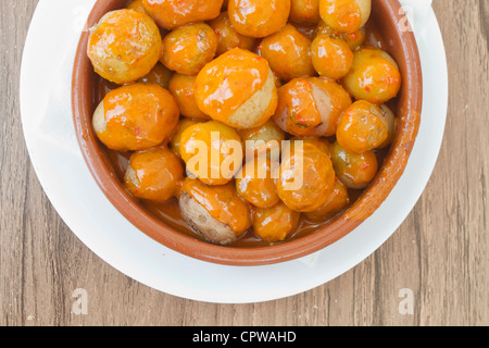 Typische kanarische Gericht aus gekochten Kartoffeln und scharfer Soße Stockfoto