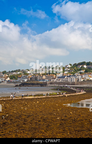 Der Stein Gezeiten Causeway zu St Michaels Mount in Mount Bucht mit Marazion über Cornwall England UK Stockfoto