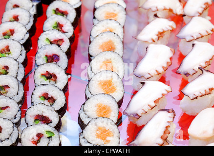 traditionelle japanische Küche-Sushi-Rollen serviert auf einer party Stockfoto