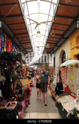 Touristen in der Markthalle in Paphos, Zypern Stockfoto