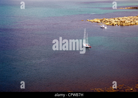 Eine Yacht verankert in Mount Bucht unterhalb St Mchael Mount bei Marazion Cornwall England UK Stockfoto