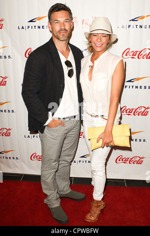 Schauspieler Eddie Cibrian (L) & seine Frau Aufnahme Künstler LeAnn Rimes kommt bei der Eröffnung des Vereins LA Fitness Signatur. Stockfoto