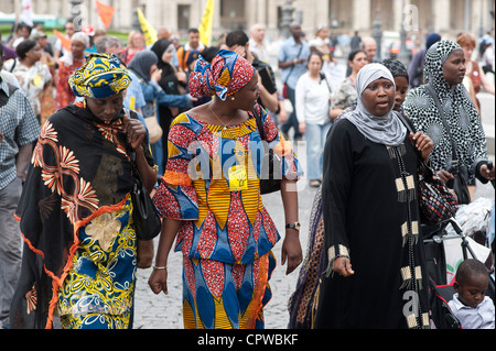 Paris, Frankreich - afrikanische Frauen mit traditionellen Kleidern zu Fuß. Stockfoto