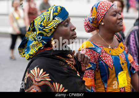 Paris, Frankreich - zwei afrikanische Frauen mit traditionellen Kleidern. Stockfoto