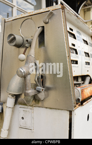 Vintage Zapfsäule außerhalb verfallenen BSA-Garage mit Retro-Chrom und Gallone Schuppen Stockfoto