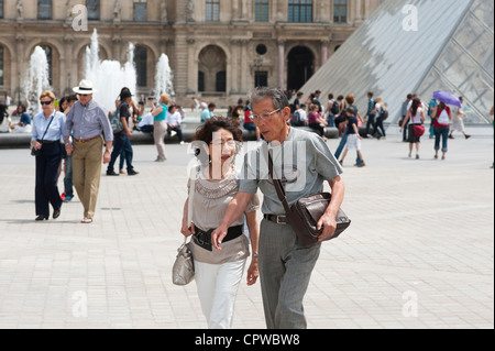 Paris, Frankreich - eine japanische älteres paar Louvre wandern. Stockfoto