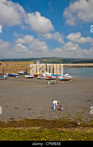 Eine Frau und ein kleiner Junge in er Hafen bei Ebbe am St. Michaels Mount in Mount Bucht in Marazion in Cornwall, England, UK Stockfoto