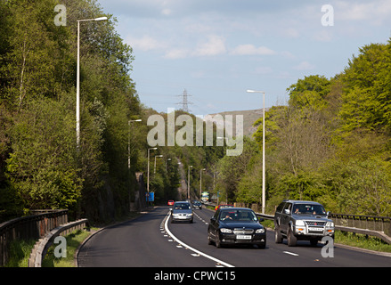 Der Verkehr auf der A465 drei Spur Köpfe der Täler-Straße durch die Schlucht Clydach, Wales, UK, wegen erweitert werden Stockfoto