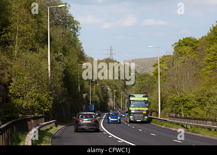 Der Verkehr auf der A465 drei Spur Köpfe der Täler-Straße durch die Schlucht Clydach, Wales, UK, wegen erweitert werden Stockfoto