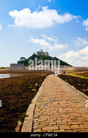 Der Stein Gezeiten Causeway zu St Michaels Mount in Mount Bucht bei Marazion Cornwall England UK Stockfoto