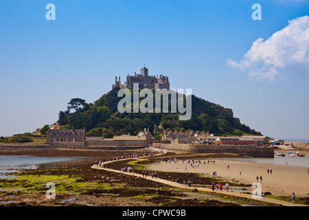 Der Stein Gezeiten Causeway zu St Michaels Mount in Mount Bucht bei Marazion Cornwall England UK Stockfoto