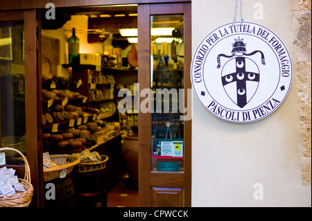 Italienische Handwerker Käseladen, Del Bottega Naturista in Corso Rossellino in Pienza, Toskana, Italien Stockfoto