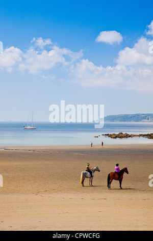 Reitern am Strand von Mount Bucht bei Marazion Cornwall England UK Stockfoto