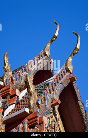 Detail des Daches und hölzerne Dachrinnen, Ko Ratanakosin, Wat Pho, Bangkok, Thailand Stockfoto