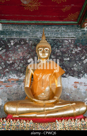 Kreuzgang mit vergoldeter Bronze Buddha Statue, Wat Suthat (Wat Suthatthepwararam), Phra Nakhon, Bangkok, Thailand Stockfoto