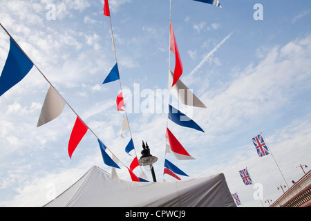 London-Jubiläums-Girlanden, Fahnen und South Bank am Flussufer Straßenlaterne und Blackfriars Bridge. Stockfoto