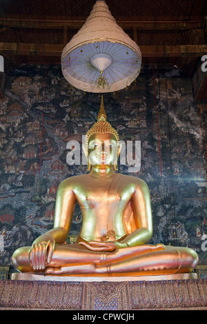 Phra Si Sakyamuni Buddha Statue, Wat Suthat (Wat Suthatthepwararam), Phra Nakhon, Bangkok, Thailand Stockfoto