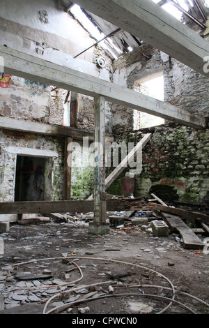 Hingabe zu demolieren schmutzige Fabrik Lager Interieur Stockfoto