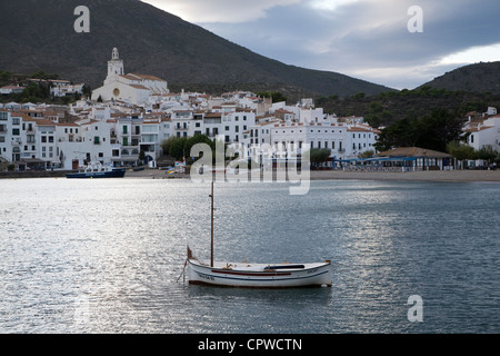 Angelboot/Fischerboot auf die Bucht von Cadaqués - Cadaqués, Katalonien, Spanien Stockfoto