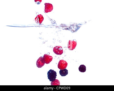 Beeren fällt unter Wasser mit einem Spritzer, isoliert Stockfoto
