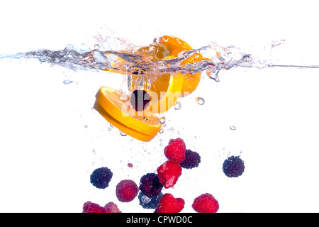 Fresh Fruit Falls unter Wasser mit einem Spritzer, isoliert Stockfoto
